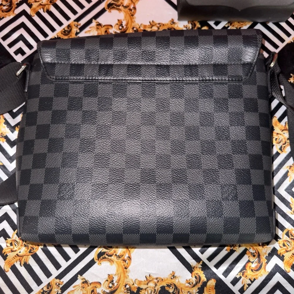 LOUIS VUITTON DISTRICT NM MESSENGER BAG - DAMIER GRAPHITE PM - Picture 7 of 13